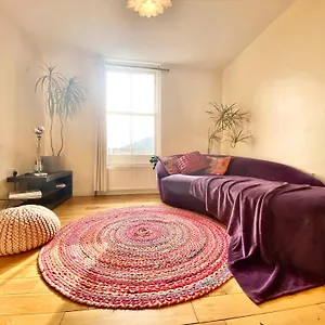 London's East End 2 Bedroom Londra